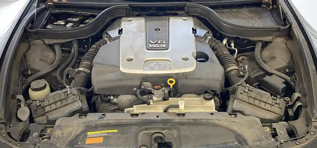 Infiniti V6 engine bay before cleaning